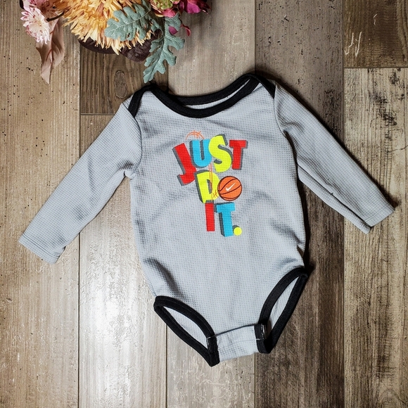 Nike Dri-Fit Baby Boy Long Sleeve Onesie Bodysuit Size 12m NWOT Gray Graphic - Picture 1 of 12